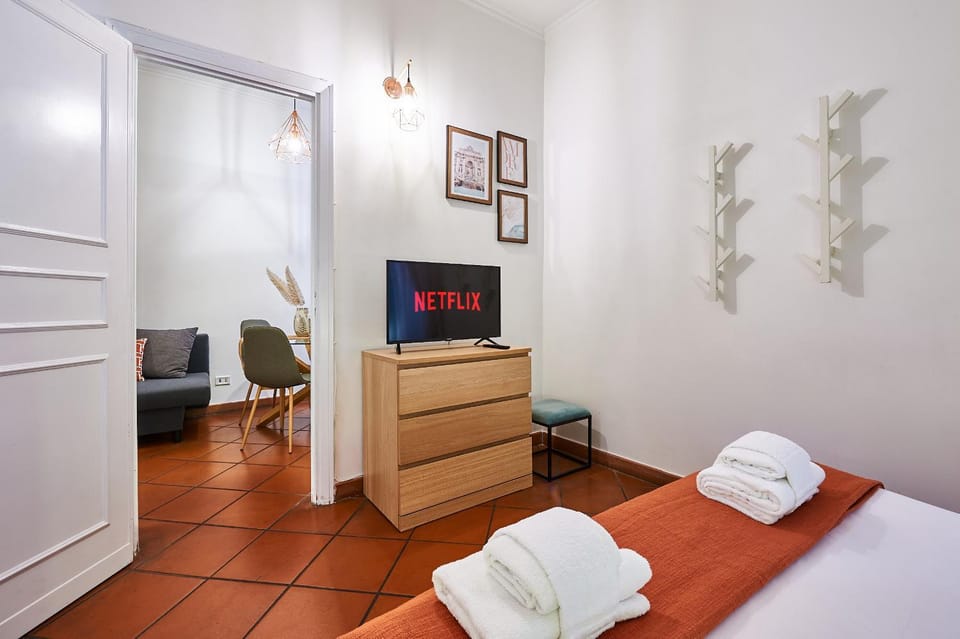 Bed, TV and multimedia, Photo of the whole room, Bedroom, towels