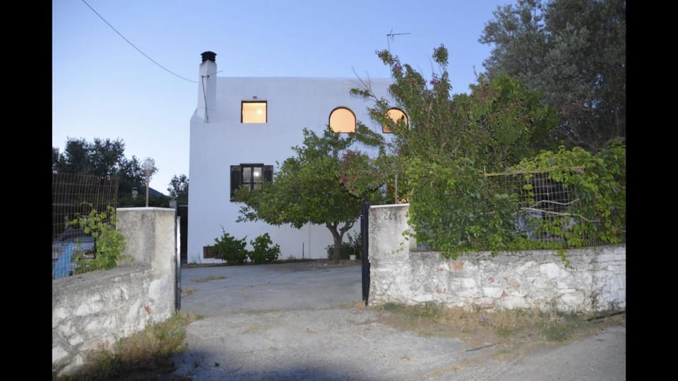 Property building, Facade/entrance, Garden, Parking
