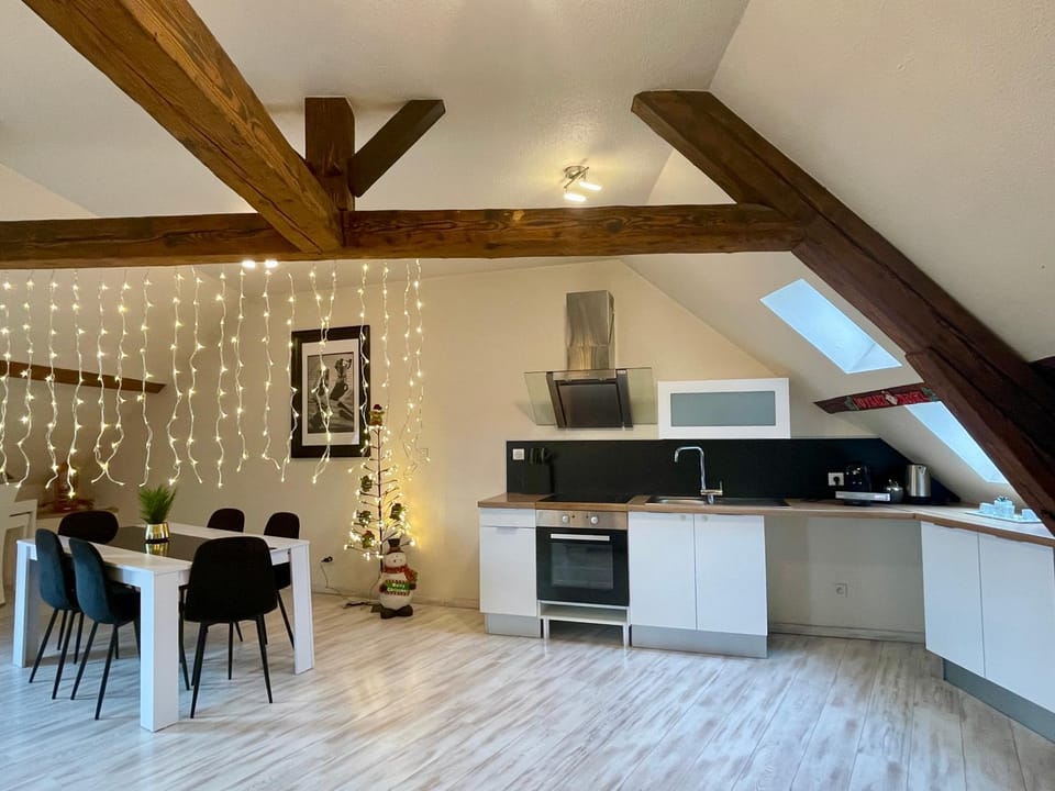 Kitchen or kitchenette, Dining area