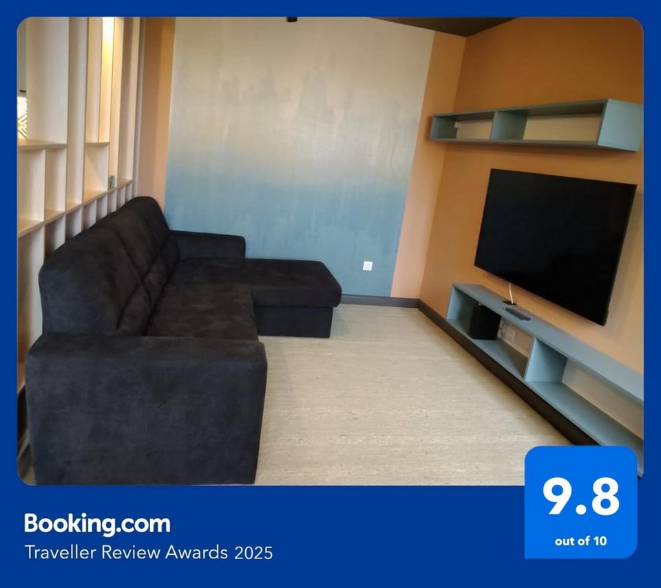 Communal lounge/ TV room, Bed, TV and multimedia, Living room, Seating area, Evening entertainment