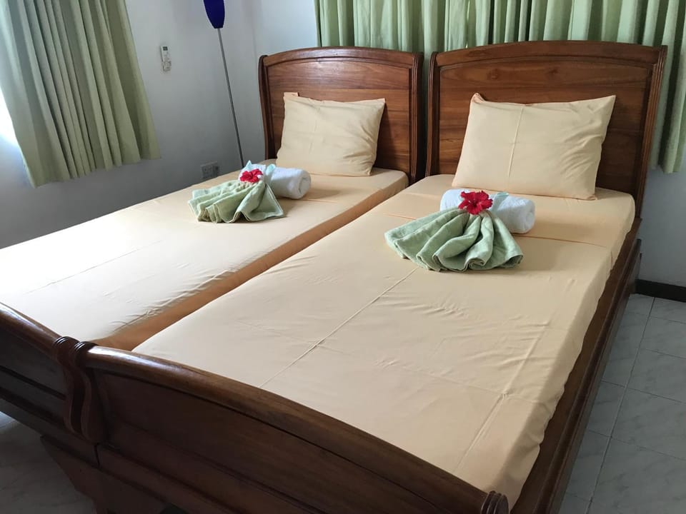 Bed, Bedroom, towels