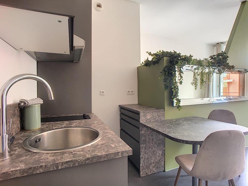 Kitchen or kitchenette, Dining area
