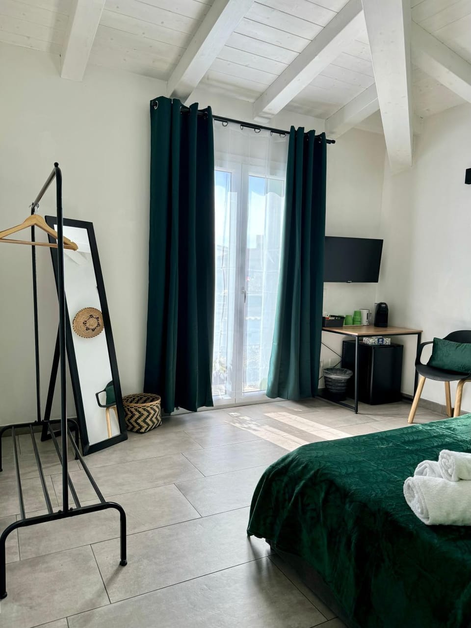 TV and multimedia, Photo of the whole room, Bedroom