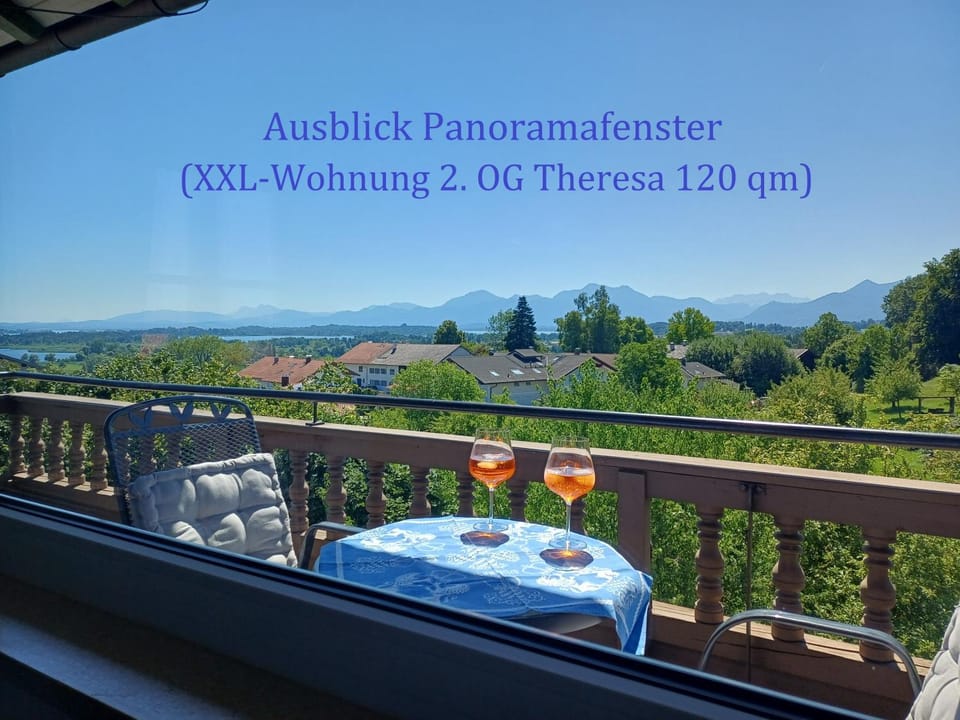 View (from property/room), Decorative detail, Lake view, Mountain view