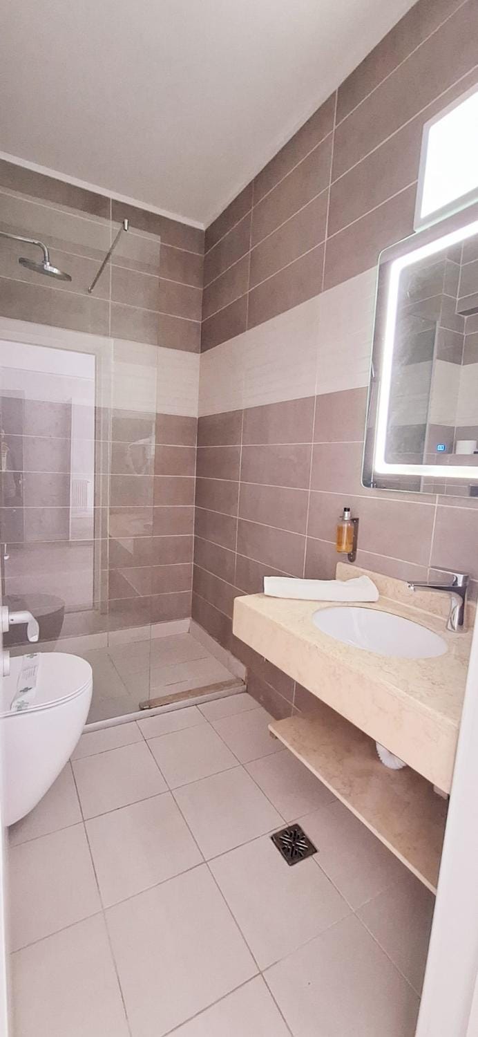 Shower, Toilet, Bathroom, towels
