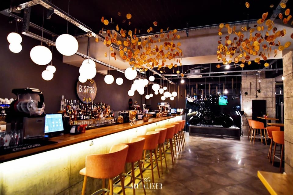 Restaurant/places to eat, Lounge or bar, Food and drinks