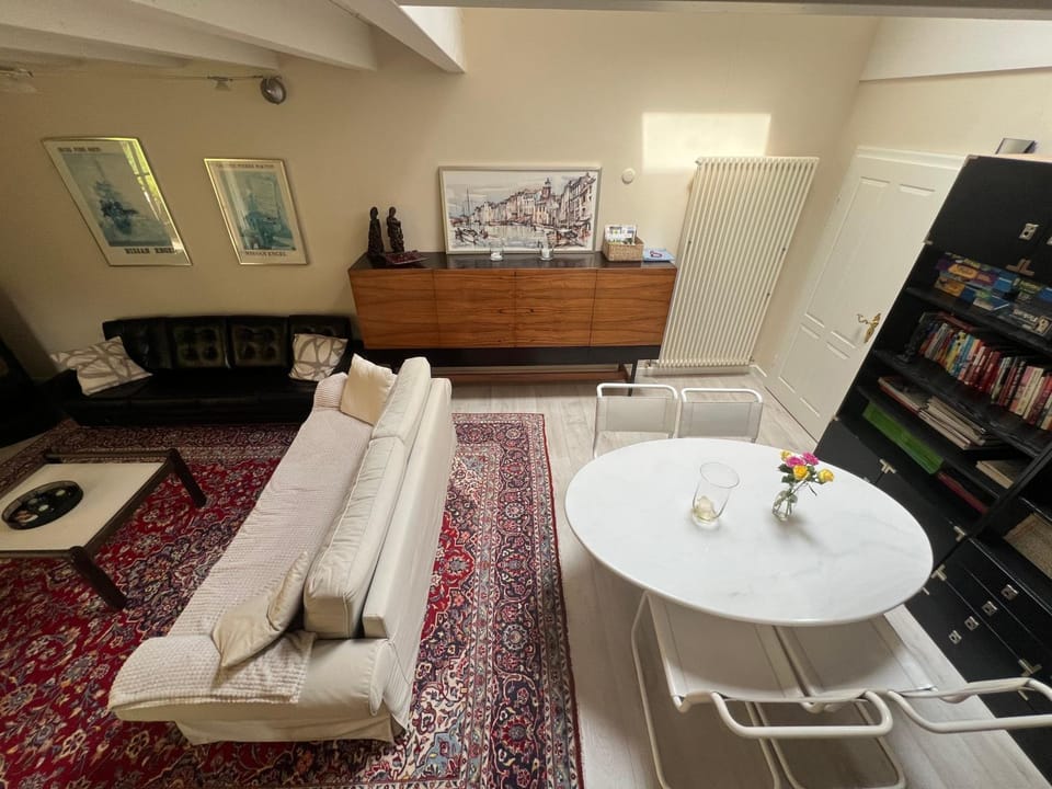 Library, Living room, Seating area