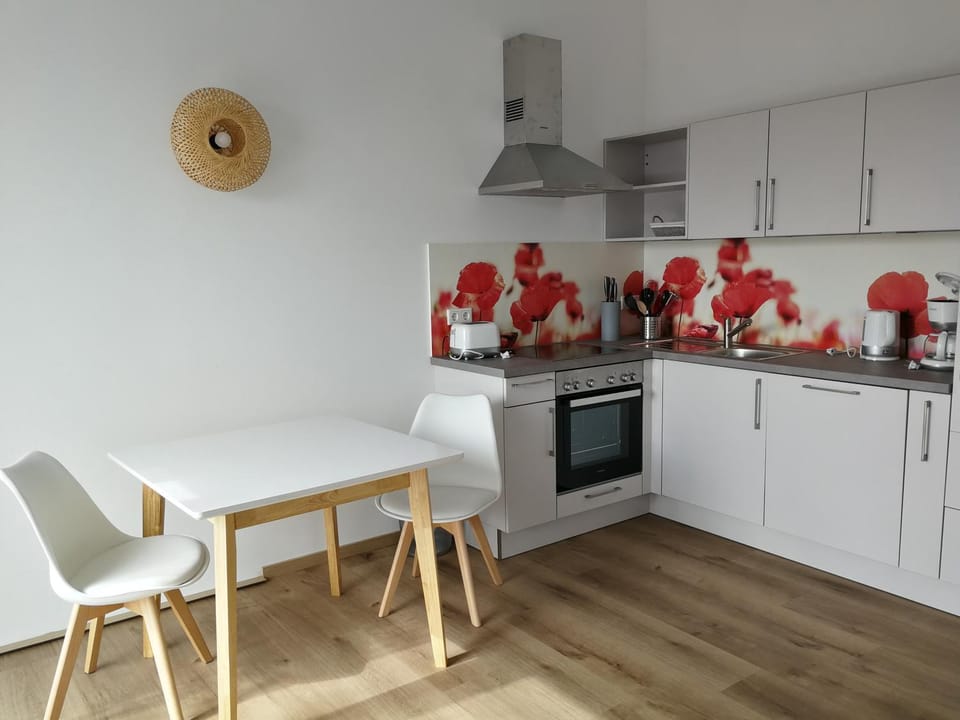 Kitchen or kitchenette, Dining area