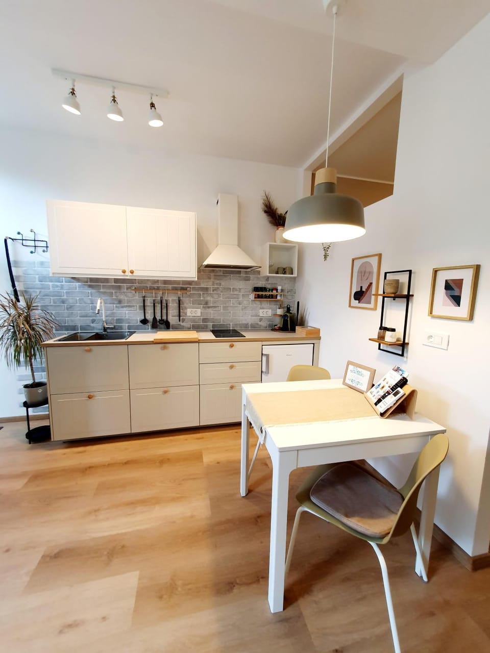 Kitchen or kitchenette, Dining area, stove