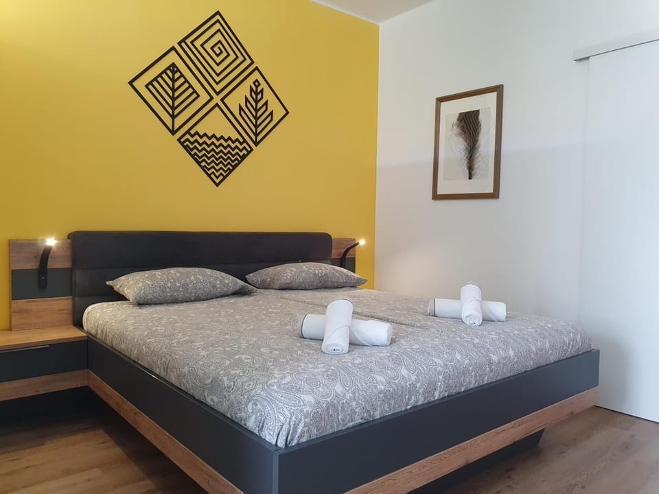 Bed, Bedroom, towels