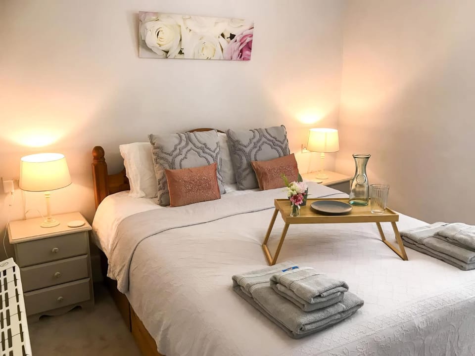 Bed, Bedroom, towels