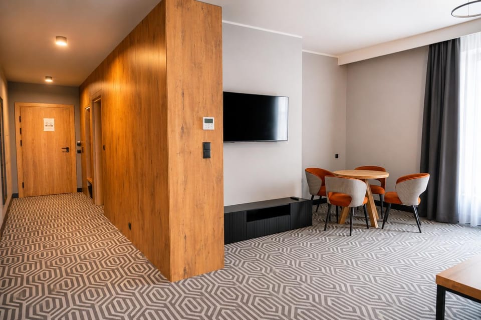 Communal lounge/ TV room, TV and multimedia, Living room, Seating area, Evening entertainment