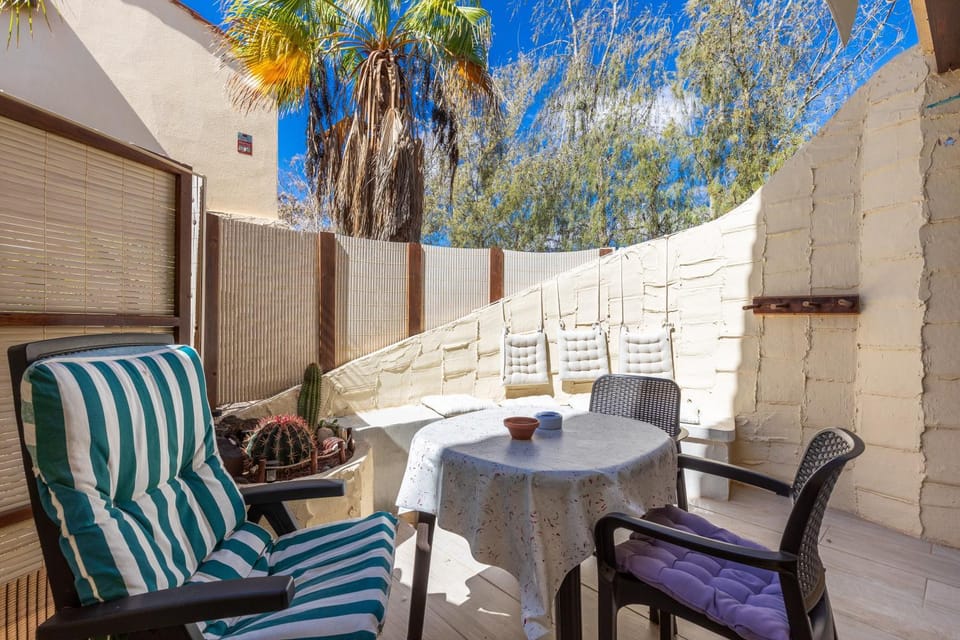 Property building, Balcony/Terrace, Living room