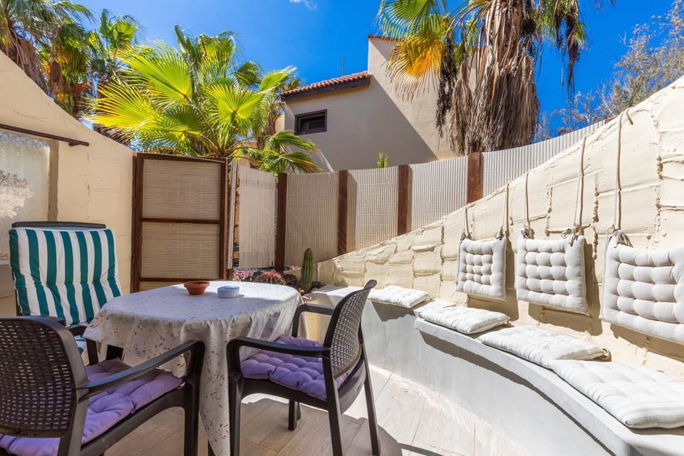 Property building, Balcony/Terrace, Living room