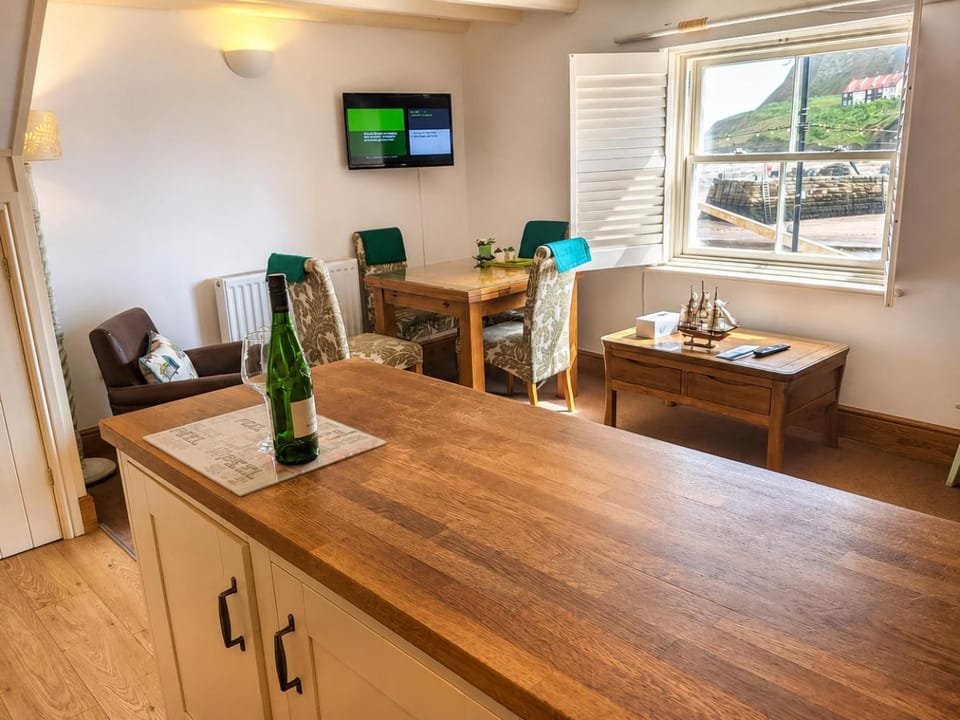 Whitby Sea View Cottage Prime Historic Old Town Location House in England