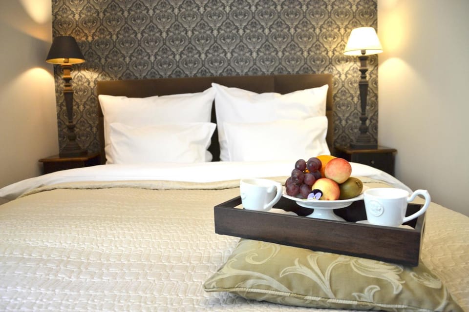 Bed, Living room, Food and drinks, Decorative detail, Seating area, Bedroom, Food, Breakfast
