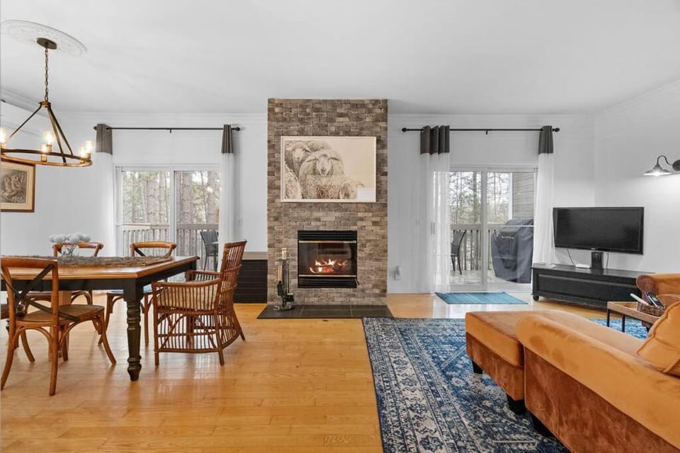 Le Champetre Tremblant 2bdrs Condo W Fireplace House in Mont-Tremblant