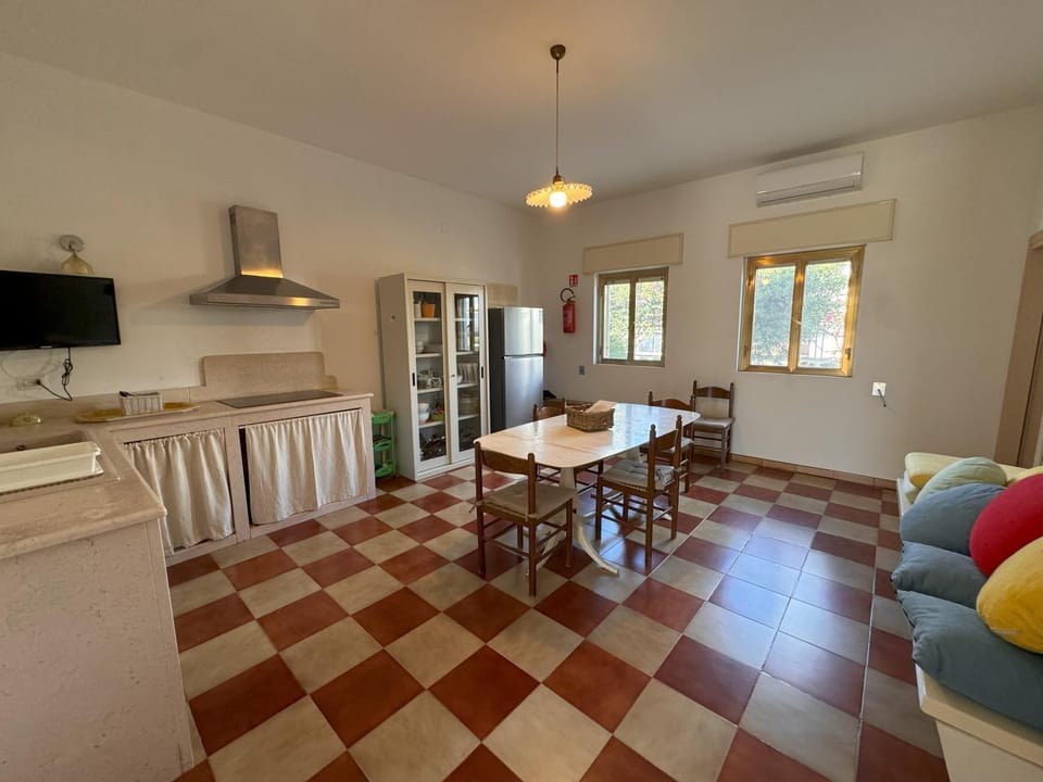 TV and multimedia, Seating area, Dining area