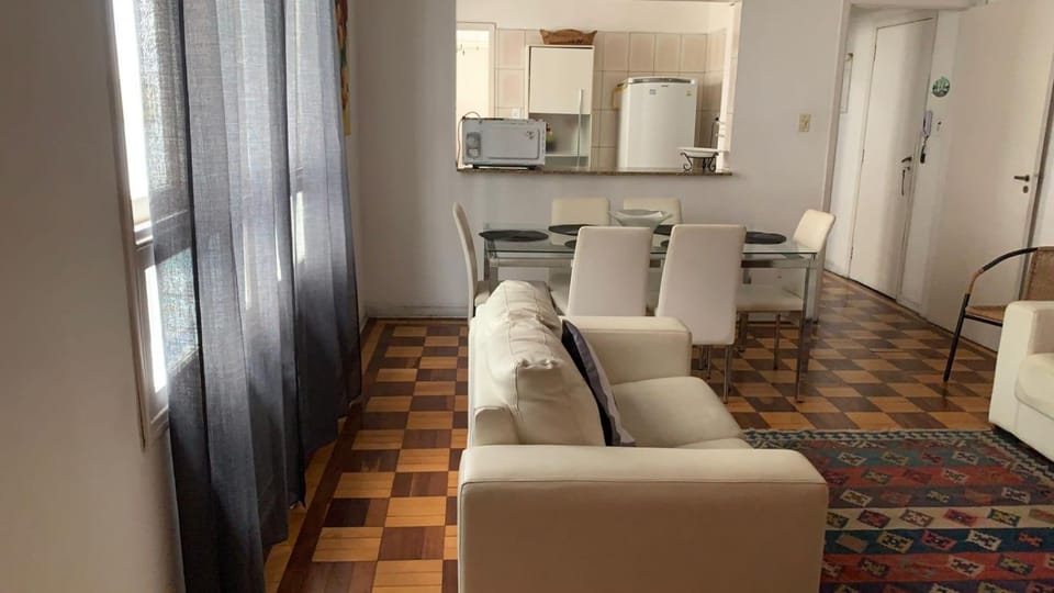 Apto na Enseada- 3 quadras da praia da enseada Apartment in State of São Paulo
