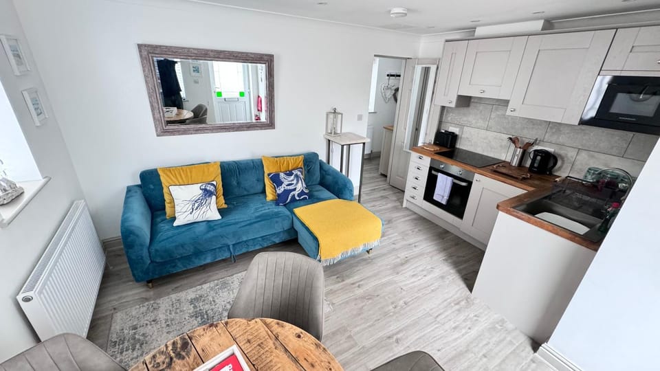 Above PORTHMINSTER BEACH - - St James Rest - - A STYLISH GROUND-FLOOR PRIVATE APARTMENT - - Kids Love The Cabin Bunk Room - - BEAUTIFULLY REFURBISHED Cabin in Saint Ives