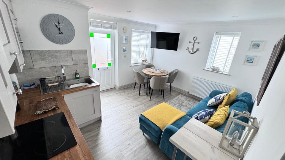Above PORTHMINSTER BEACH - - St James Rest - - A STYLISH GROUND-FLOOR PRIVATE APARTMENT - - Kids Love The Cabin Bunk Room - - BEAUTIFULLY REFURBISHED Cabin in Saint Ives