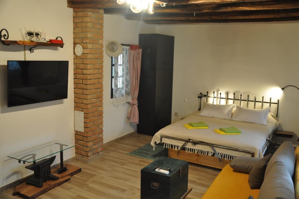 Bed, TV and multimedia, Photo of the whole room