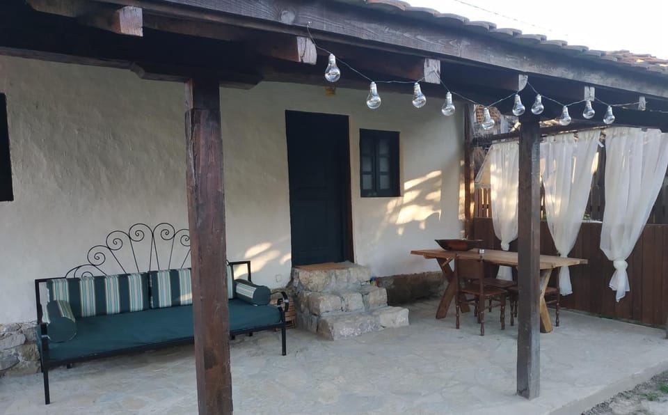 Property building, Patio, Facade/entrance, Day, Balcony/Terrace