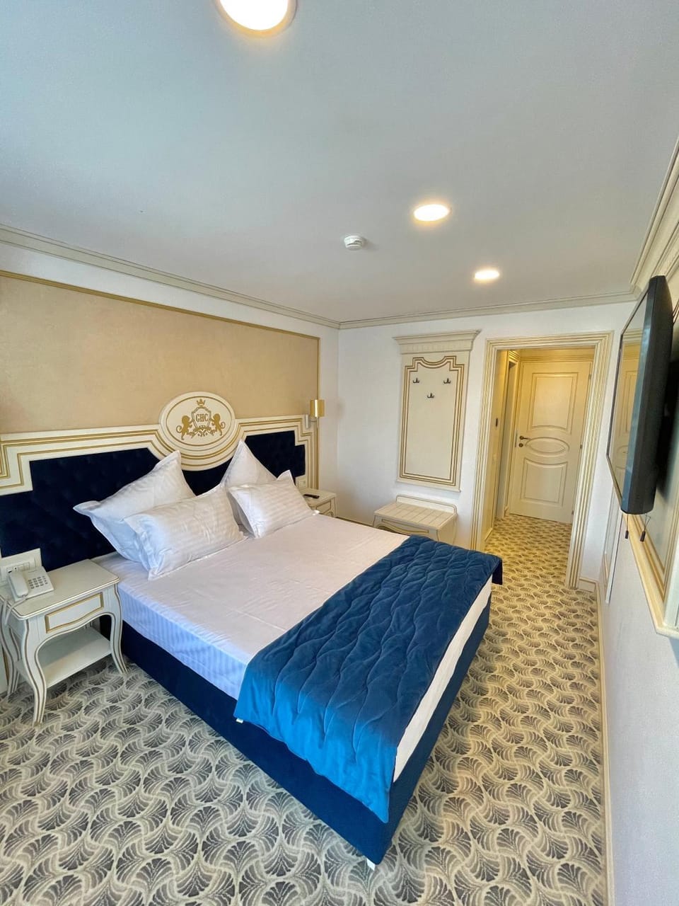 Bed, TV and multimedia, Photo of the whole room, Bedroom