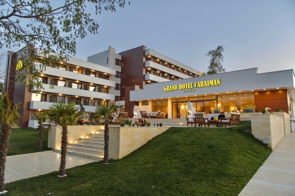 Property building, Restaurant/places to eat, Garden