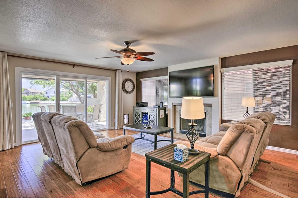 Boat Dock, Game Room! Lakefront Glendale Getaway House in Glendale