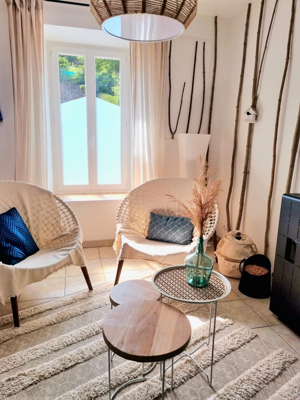 Living room, internet