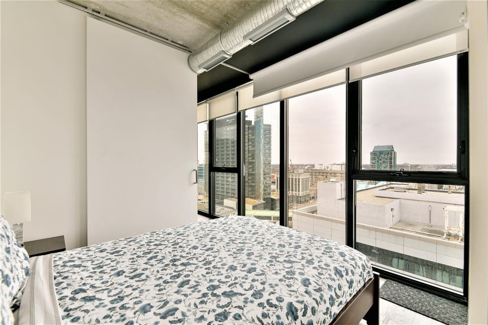 Bed, View (from property/room), Bedroom, City view