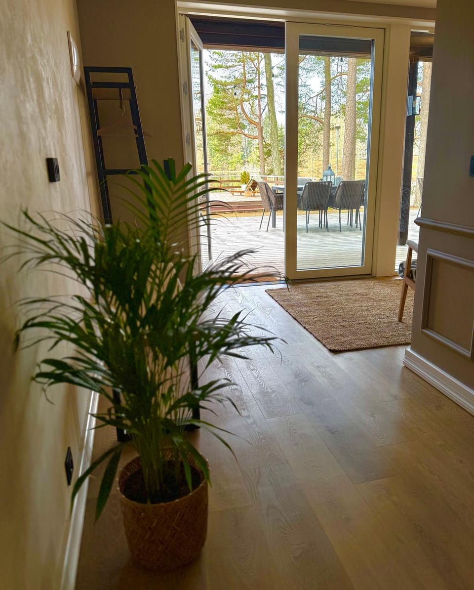 Saarjärve Villa järve ääres 28-le, 8 magamistuba House in Estonia
