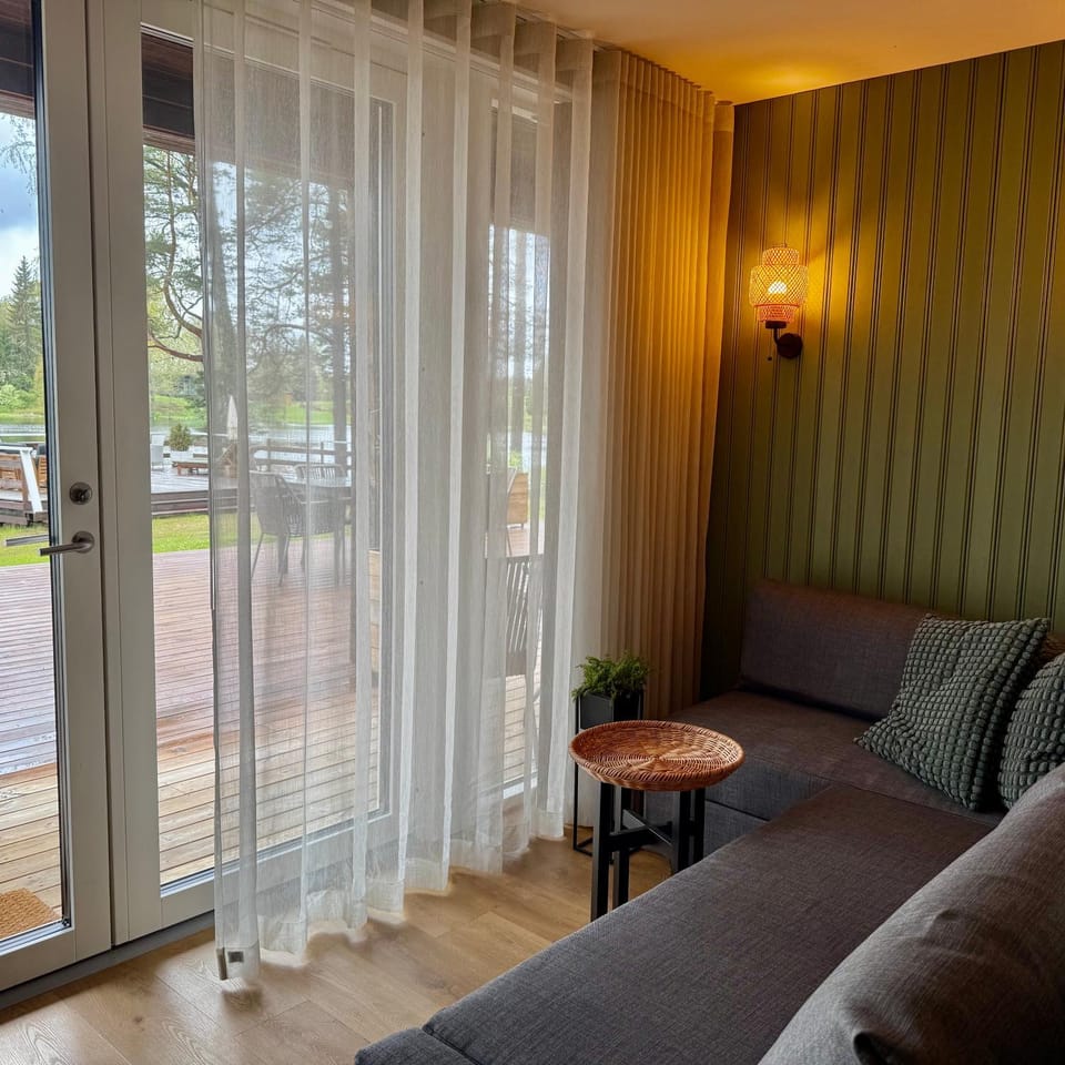 Saarjärve Villa järve ääres 28-le, 8 magamistuba House in Estonia