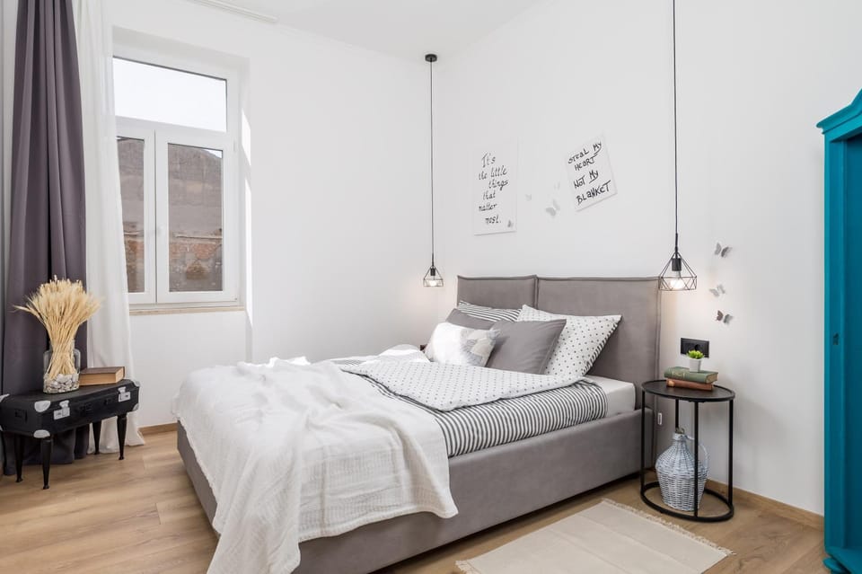 Bed, View (from property/room), Decorative detail, Bedroom, City view