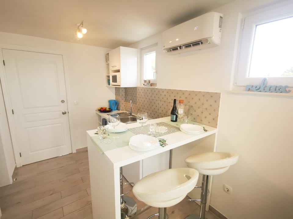 Dining area, kitchen