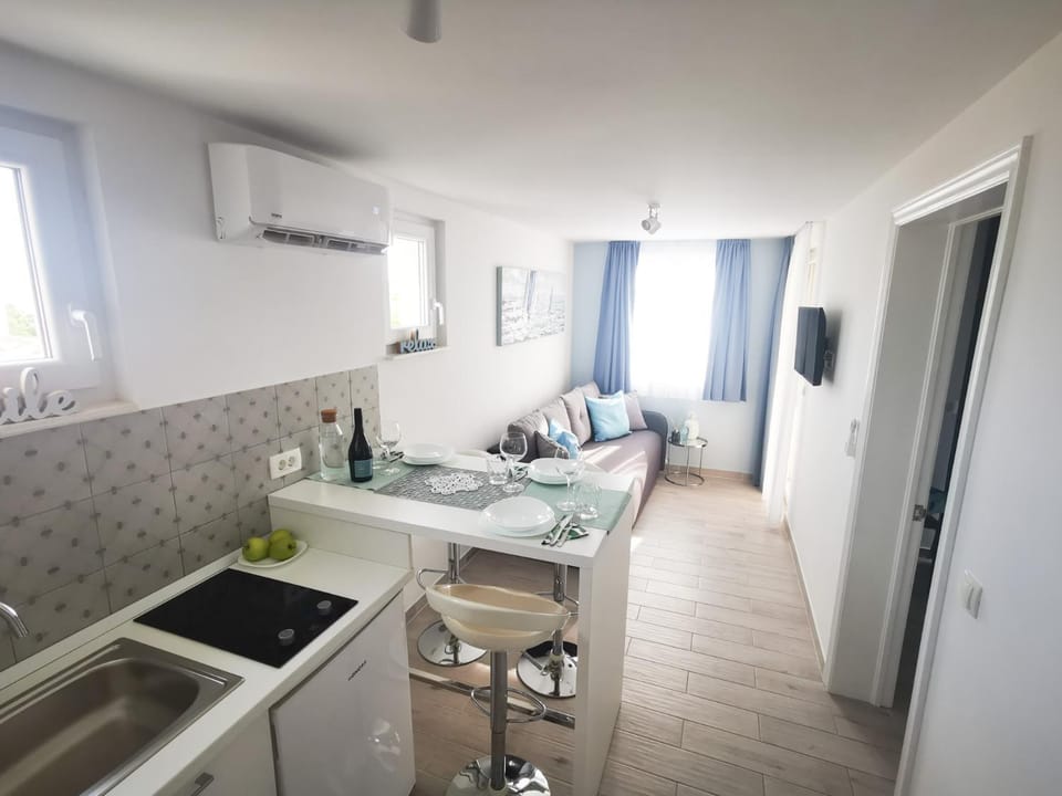 Dining area, kitchen