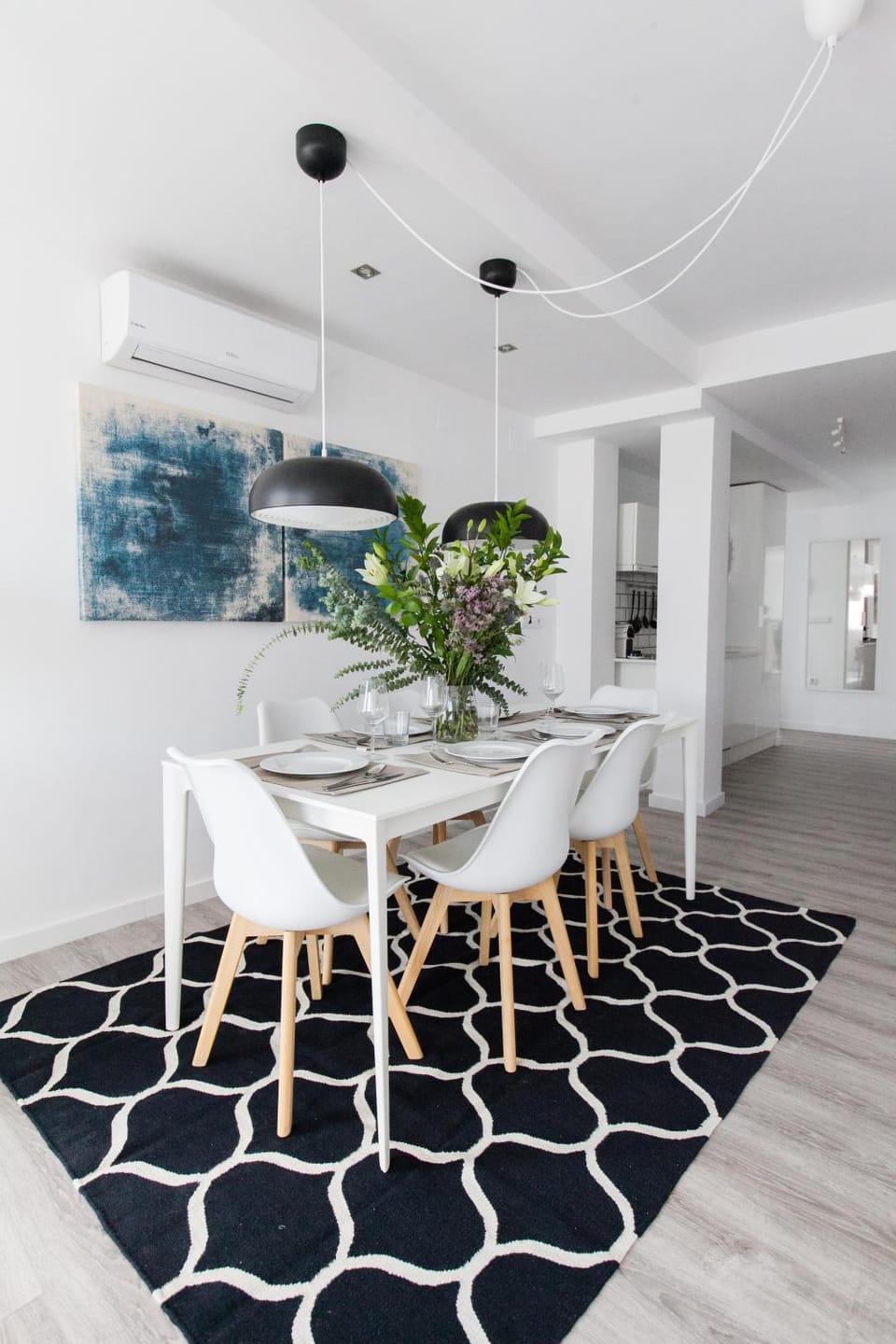 Kitchen or kitchenette, Dining area