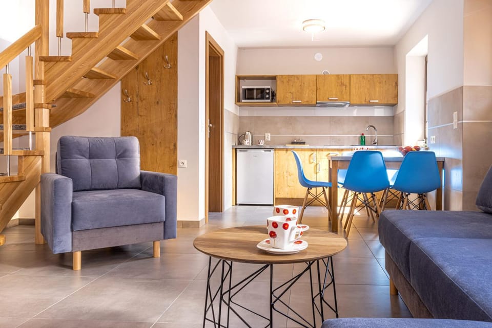 Kitchen or kitchenette, Living room, Seating area, Dining area