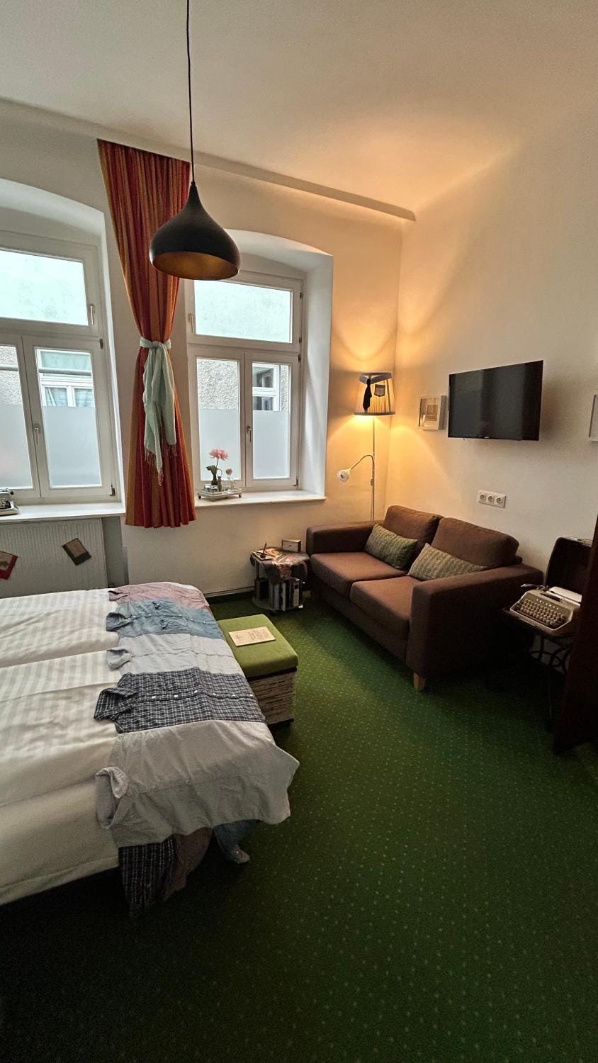 Bed, TV and multimedia, Photo of the whole room, Seating area, Bedroom