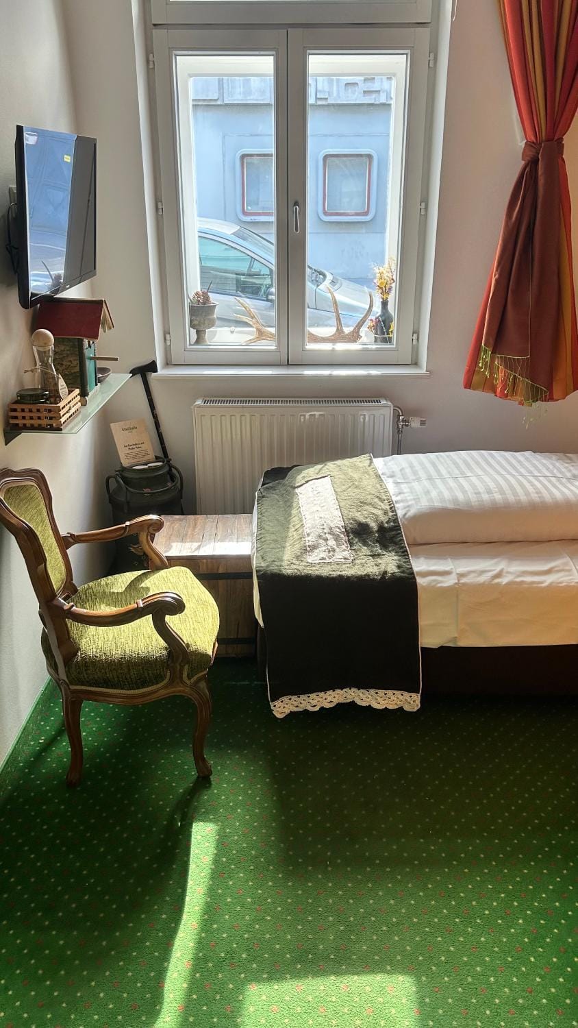 Bed, TV and multimedia, Bedroom