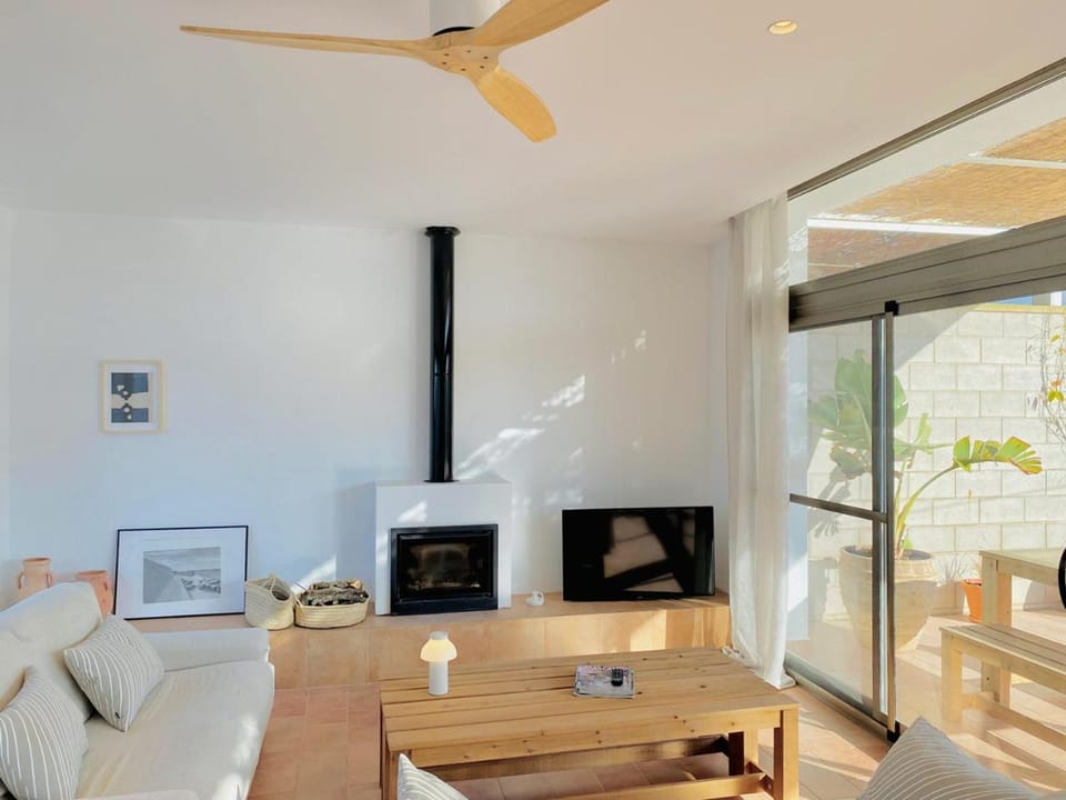 Living room, fireplace, flat iron