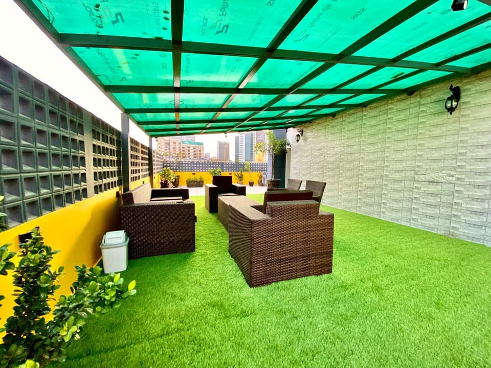 ZAHA Vacation Home 3 - Elegant & Spacious 2 br family apt, Shahrah e Faisal Apartment in Karachi