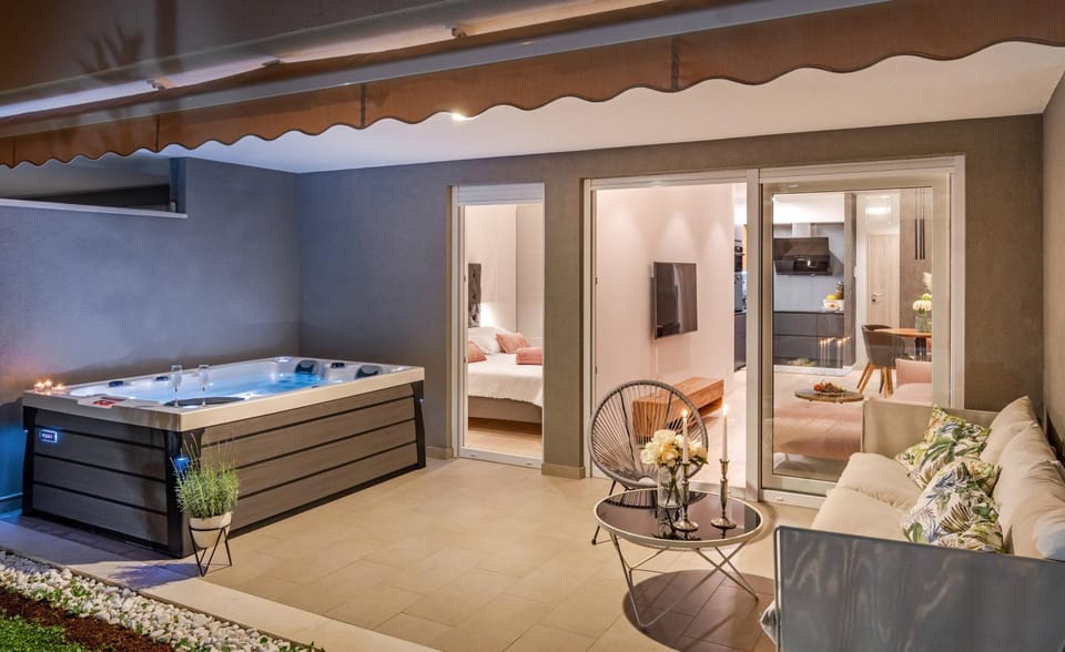 Hot Tub, Seating area