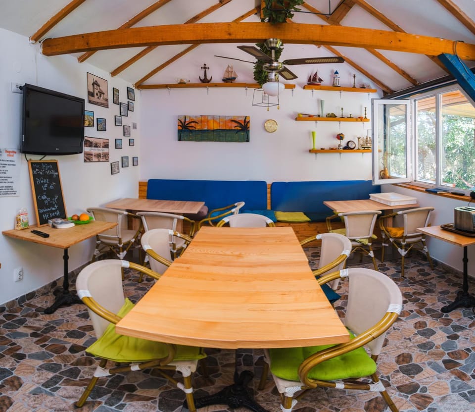 Seating area, Dining area