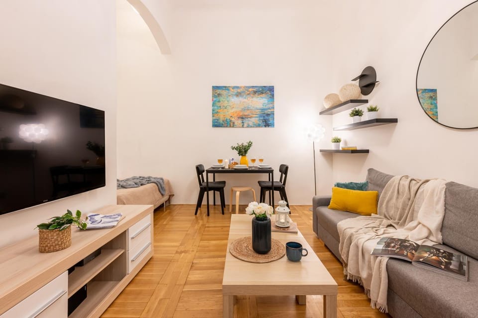 TV and multimedia, Living room, Seating area, Dining area