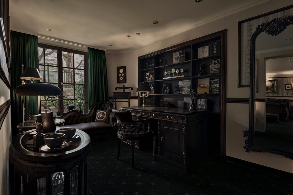 Spring, Bed, Day, Summer, Library, Coffee/tea facilities, Balcony/Terrace, Photo of the whole room, Decorative detail, Seating area, Bedroom, Garden view, hair dryier, heating, minibar, wardrobe, air conditioner