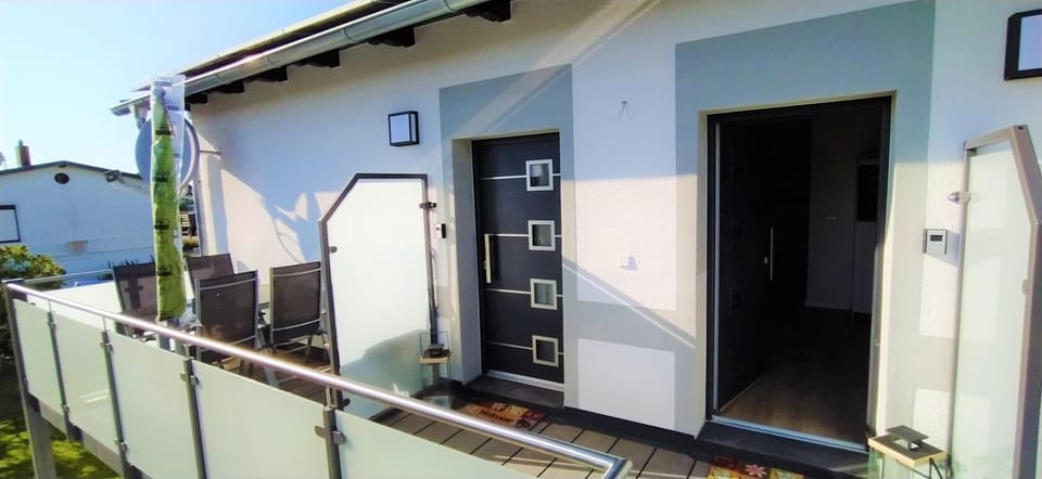 Facade/entrance, Balcony/Terrace