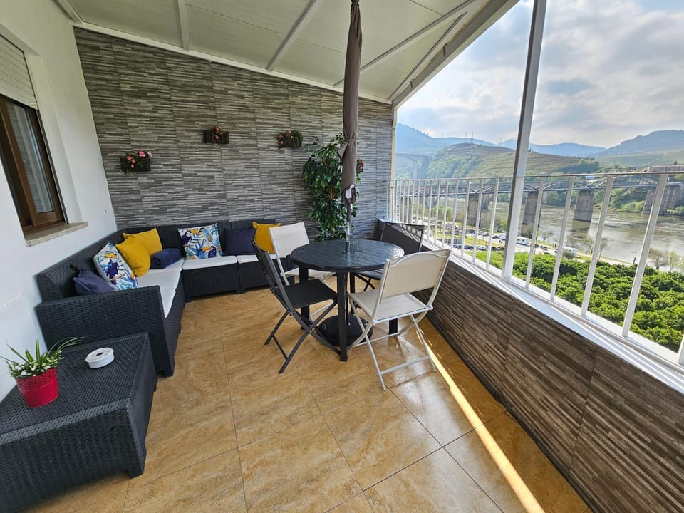 Balcony/Terrace, Mountain view, River view