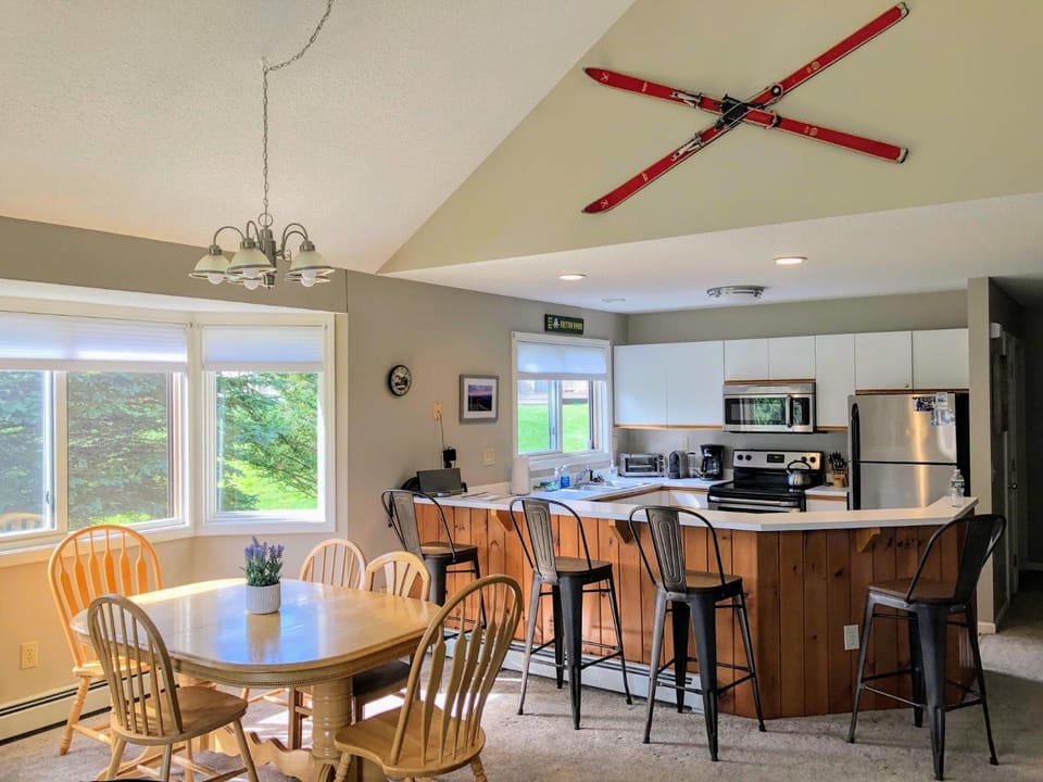 F3 Fairway Village Condo with great mountain views, 8 minute walk from Omni Mount Washington Hotel! House in Bretton Woods